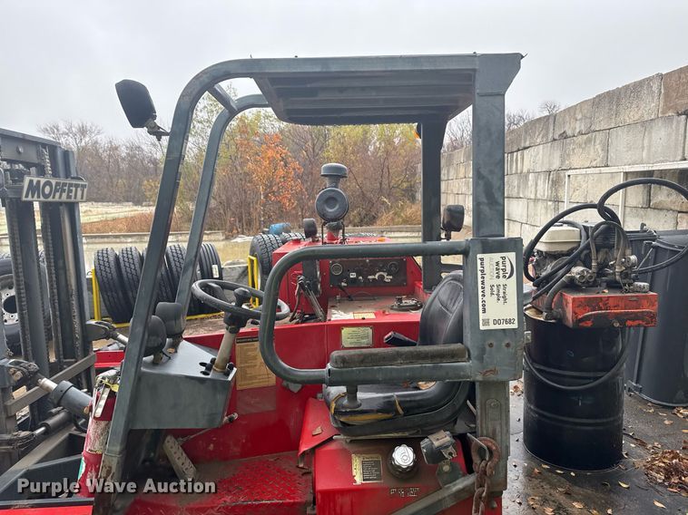 image for item DO7682 2001 Moffett M5000LP forklift