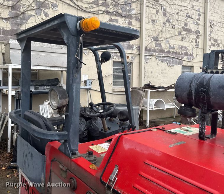 image for item DO7682 2001 Moffett M5000LP forklift