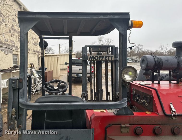 image for item DO7682 2001 Moffett M5000LP forklift
