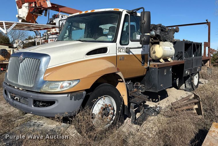 image for item DO7691 2003 International 4200 flatbed truck