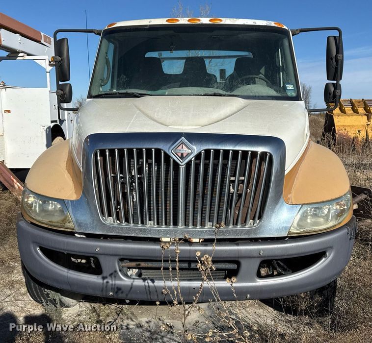 image for item DO7691 2003 International 4200 flatbed truck