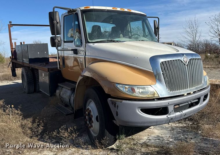image for item DO7691 2003 International 4200 flatbed truck
