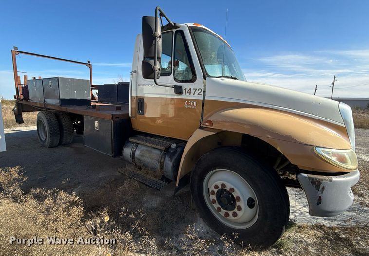 image for item DO7691 2003 International 4200 flatbed truck