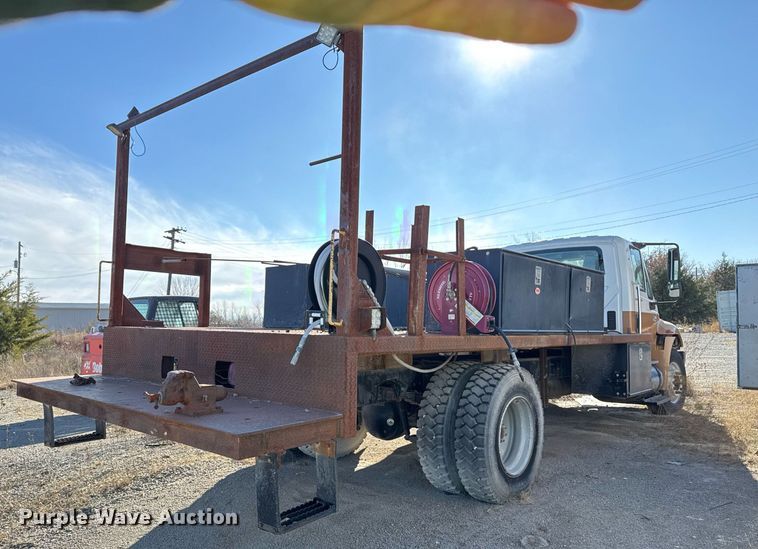 image for item DO7691 2003 International 4200 flatbed truck