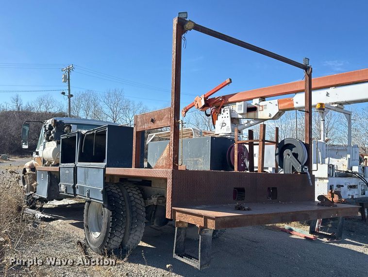 image for item DO7691 2003 International 4200 flatbed truck