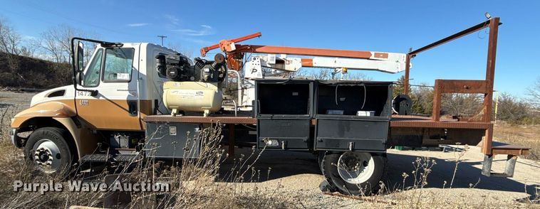 image for item DO7691 2003 International 4200 flatbed truck