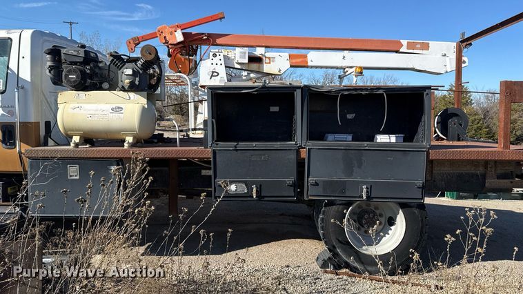 image for item DO7691 2003 International 4200 flatbed truck