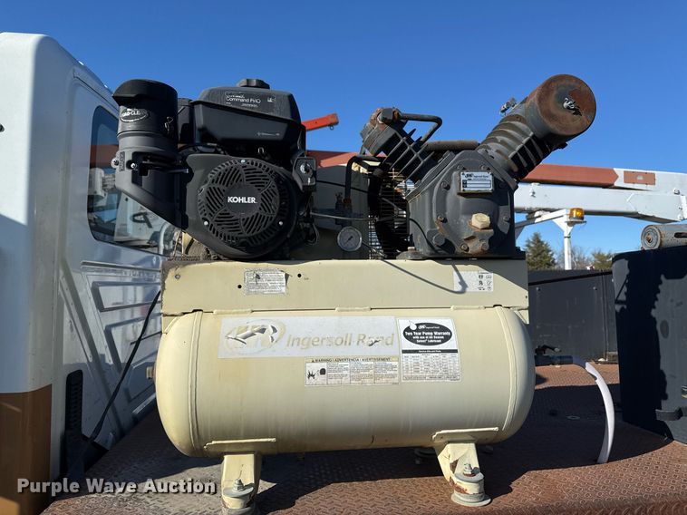 image for item DO7691 2003 International 4200 flatbed truck