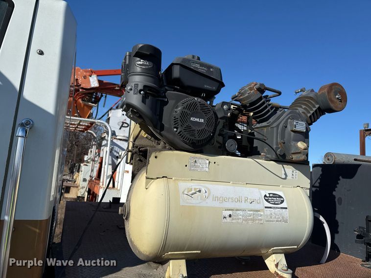 image for item DO7691 2003 International 4200 flatbed truck