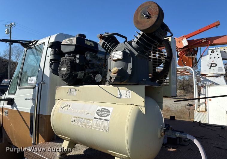 image for item DO7691 2003 International 4200 flatbed truck