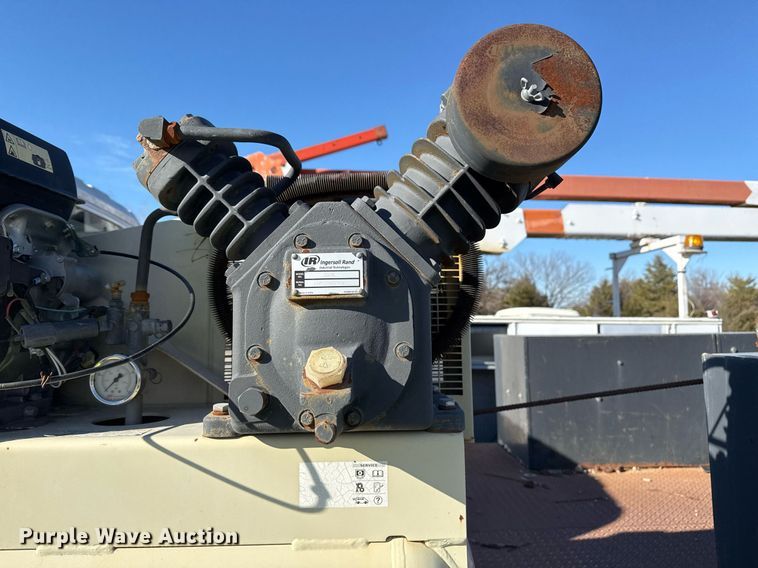 image for item DO7691 2003 International 4200 flatbed truck