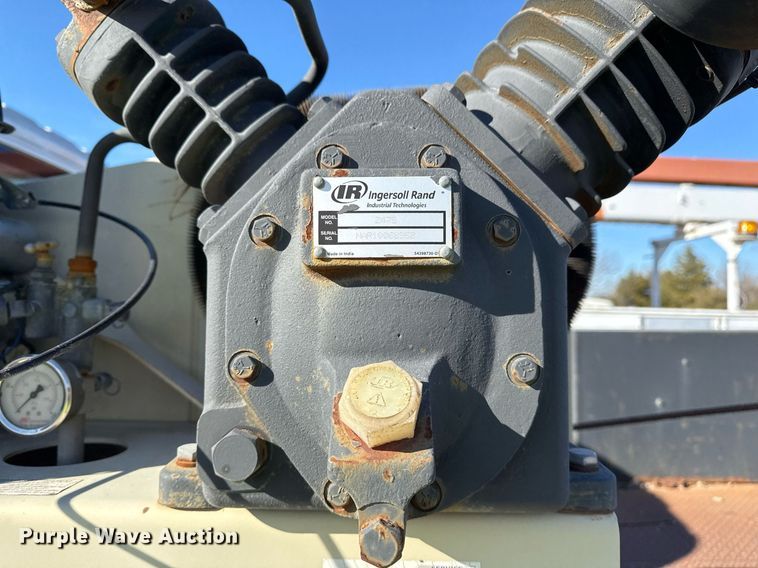 image for item DO7691 2003 International 4200 flatbed truck