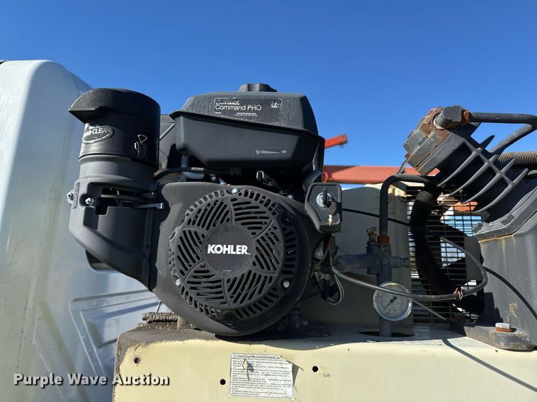 image for item DO7691 2003 International 4200 flatbed truck