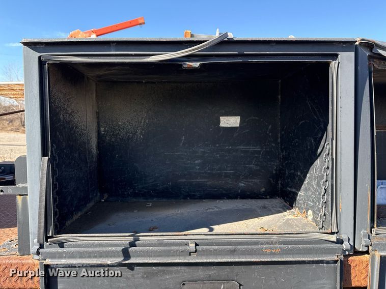 image for item DO7691 2003 International 4200 flatbed truck