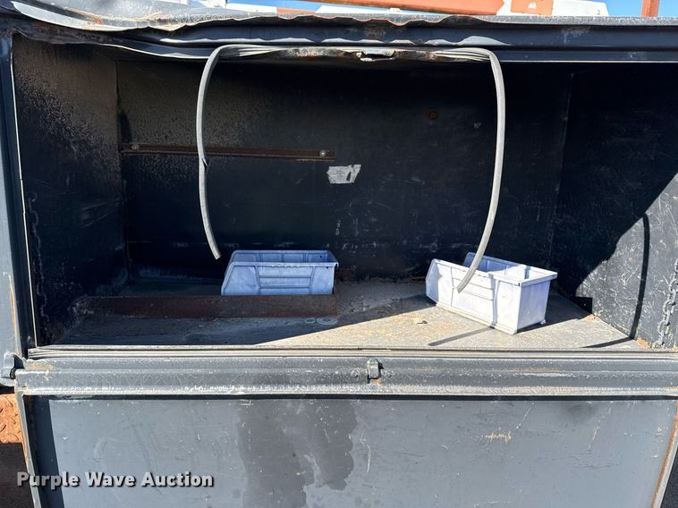 image for item DO7691 2003 International 4200 flatbed truck