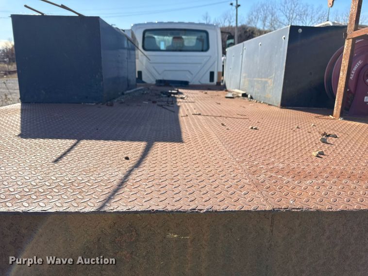 image for item DO7691 2003 International 4200 flatbed truck