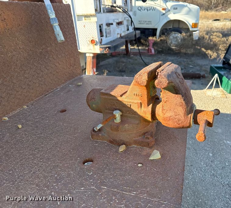 image for item DO7691 2003 International 4200 flatbed truck