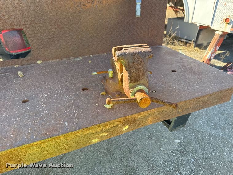 image for item DO7691 2003 International 4200 flatbed truck