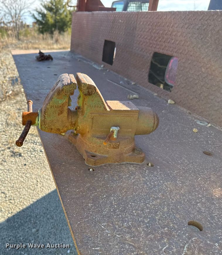 image for item DO7691 2003 International 4200 flatbed truck