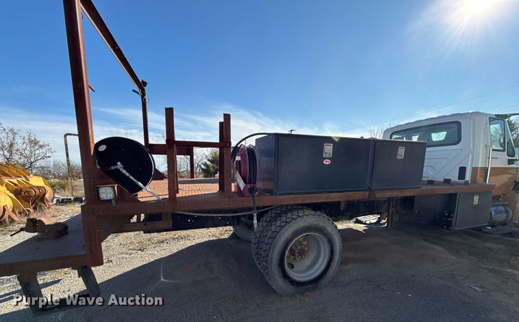 image for item DO7691 2003 International 4200 flatbed truck