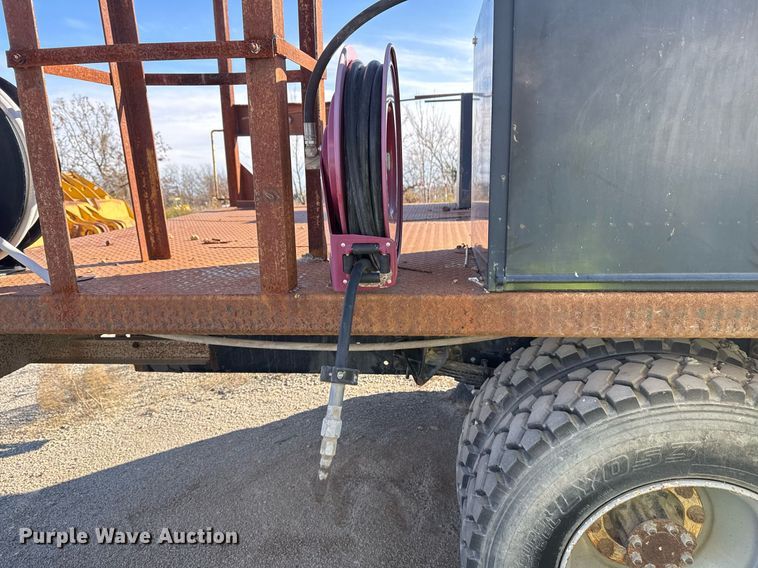 image for item DO7691 2003 International 4200 flatbed truck