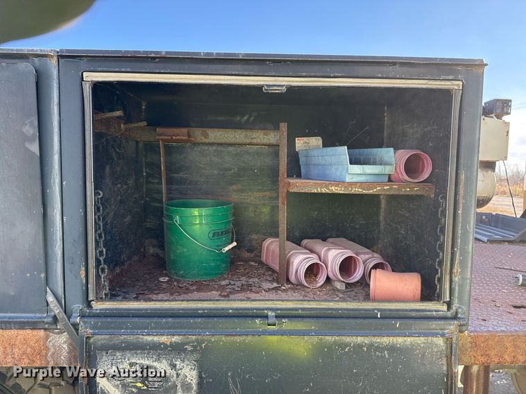 image for item DO7691 2003 International 4200 flatbed truck