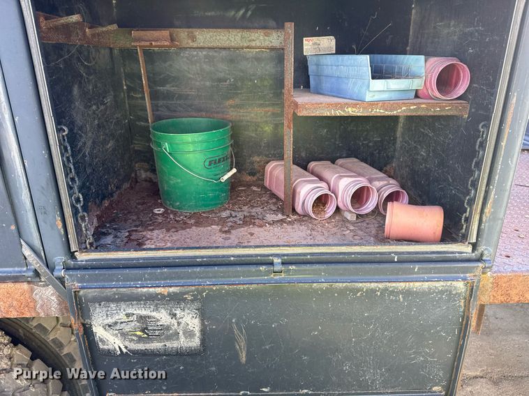 image for item DO7691 2003 International 4200 flatbed truck