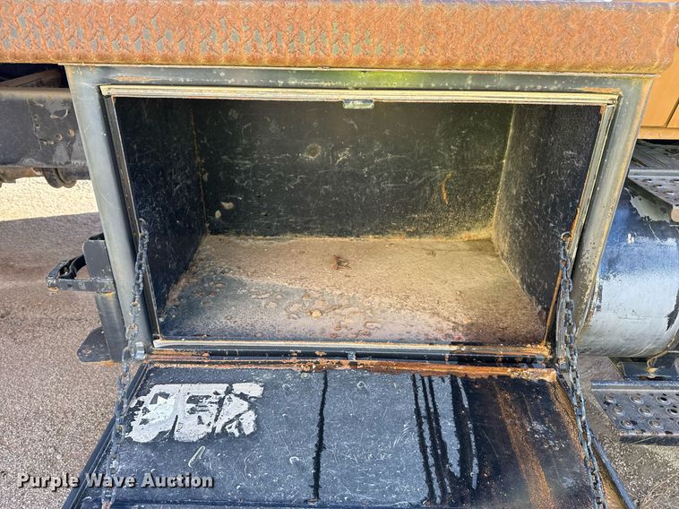 image for item DO7691 2003 International 4200 flatbed truck