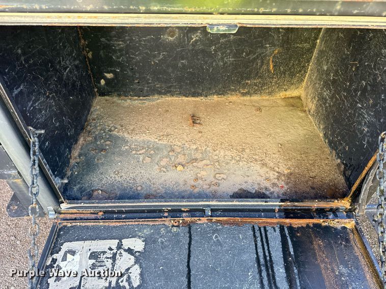 image for item DO7691 2003 International 4200 flatbed truck