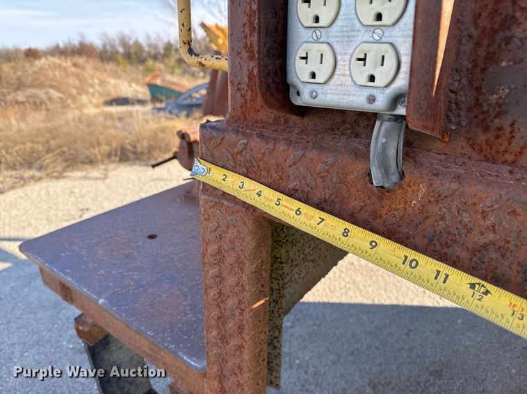 image for item DO7691 2003 International 4200 flatbed truck