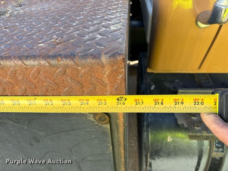 image for item DO7691 2003 International 4200 flatbed truck