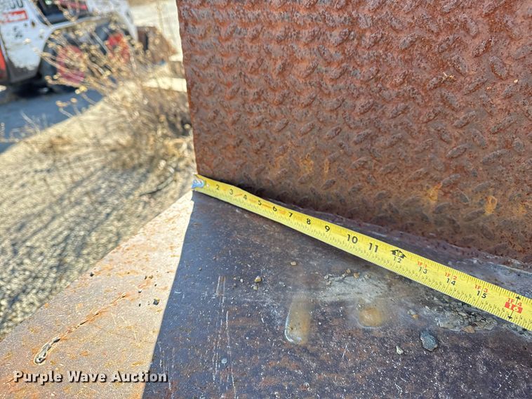 image for item DO7691 2003 International 4200 flatbed truck