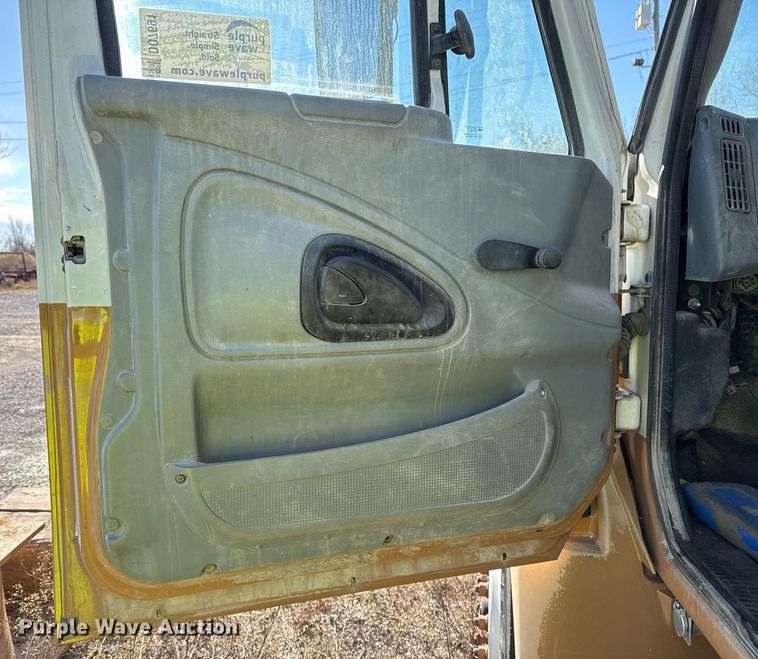 image for item DO7691 2003 International 4200 flatbed truck