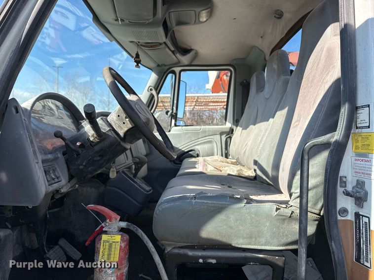 image for item DO7691 2003 International 4200 flatbed truck