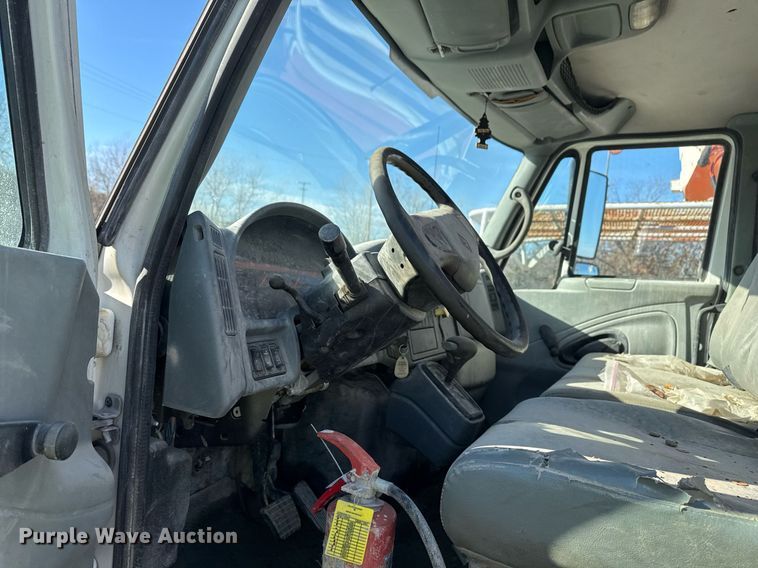 image for item DO7691 2003 International 4200 flatbed truck