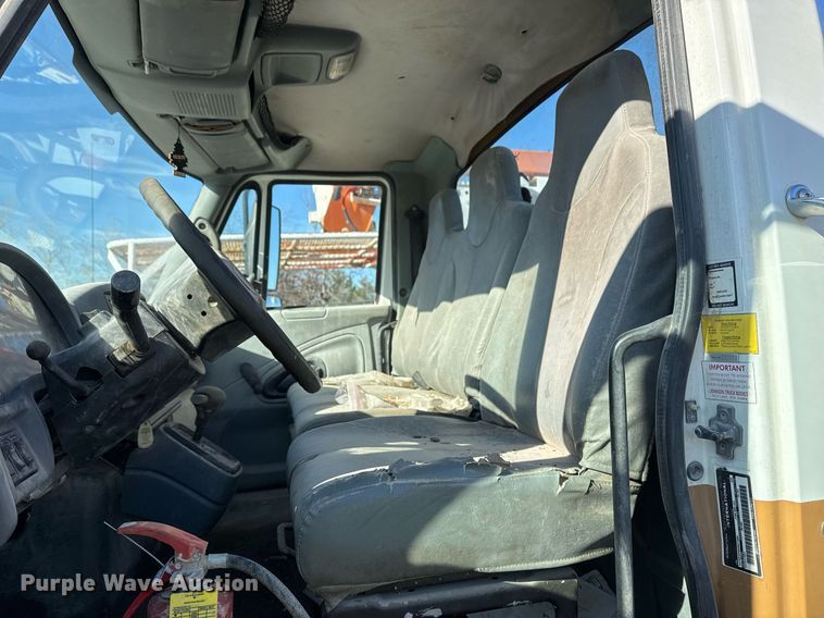 image for item DO7691 2003 International 4200 flatbed truck