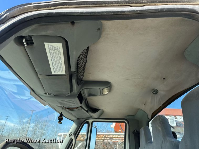 image for item DO7691 2003 International 4200 flatbed truck