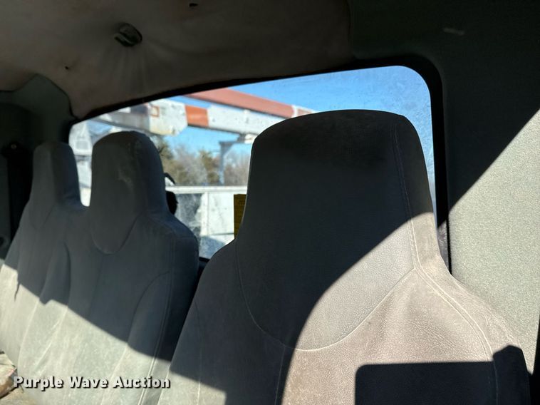 image for item DO7691 2003 International 4200 flatbed truck