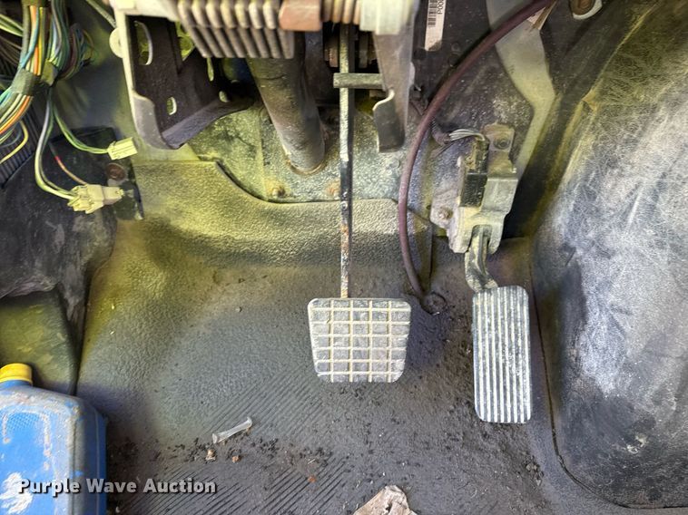 image for item DO7691 2003 International 4200 flatbed truck