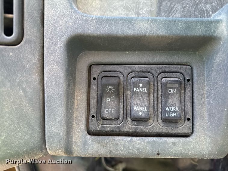 image for item DO7691 2003 International 4200 flatbed truck