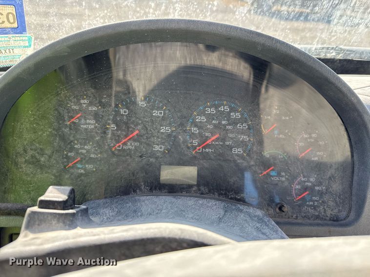 image for item DO7691 2003 International 4200 flatbed truck