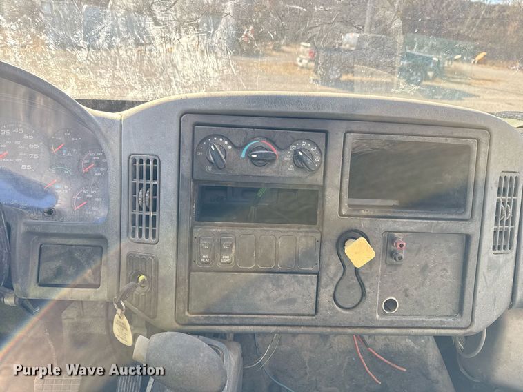 image for item DO7691 2003 International 4200 flatbed truck