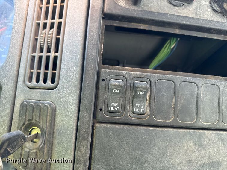 image for item DO7691 2003 International 4200 flatbed truck