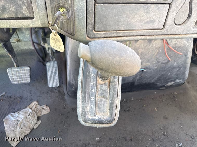 image for item DO7691 2003 International 4200 flatbed truck