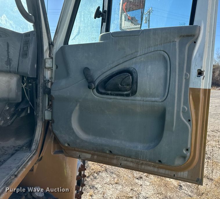 image for item DO7691 2003 International 4200 flatbed truck