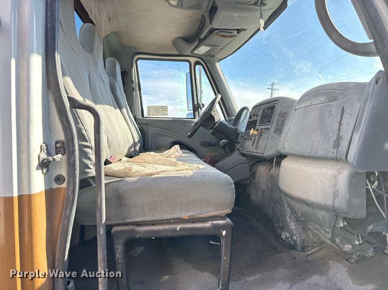 image for item DO7691 2003 International 4200 flatbed truck