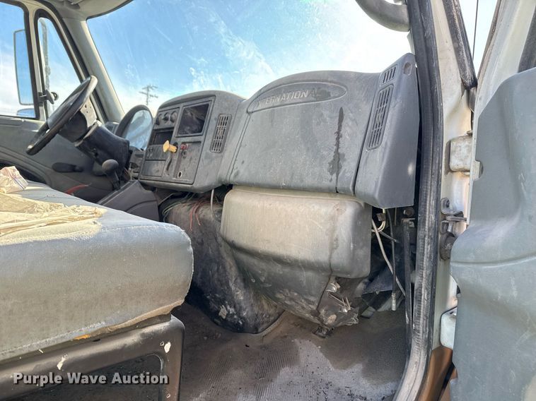 image for item DO7691 2003 International 4200 flatbed truck