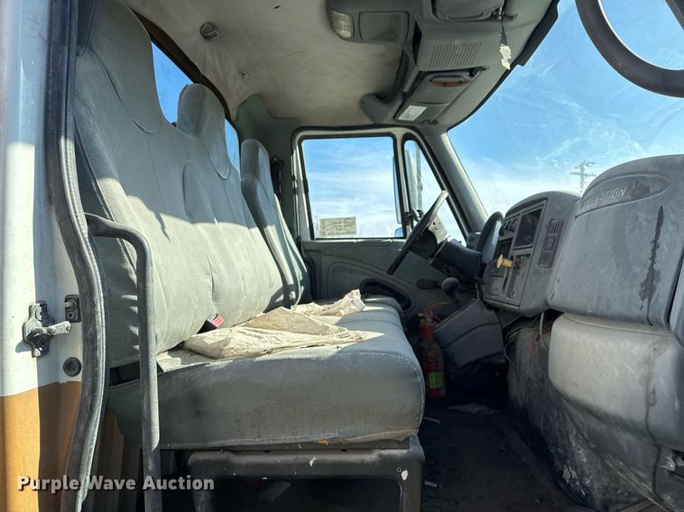 image for item DO7691 2003 International 4200 flatbed truck