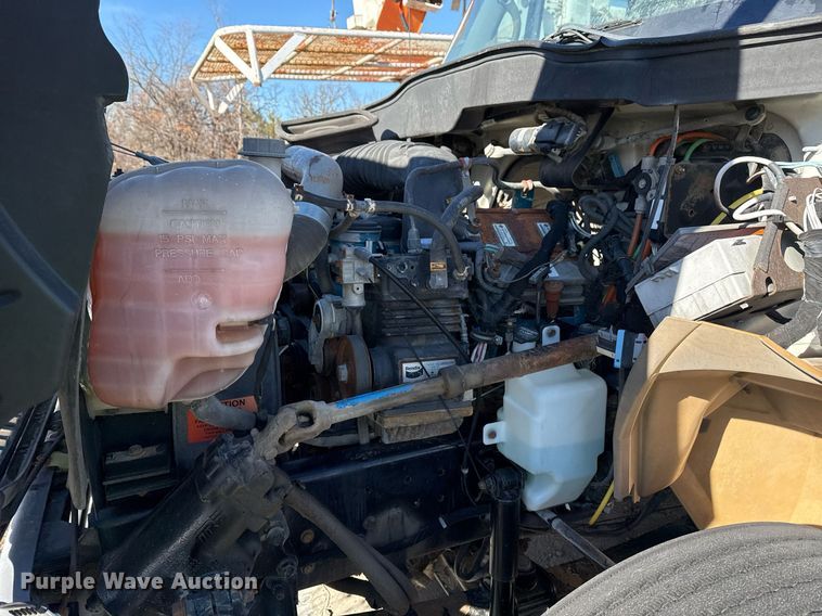 image for item DO7691 2003 International 4200 flatbed truck