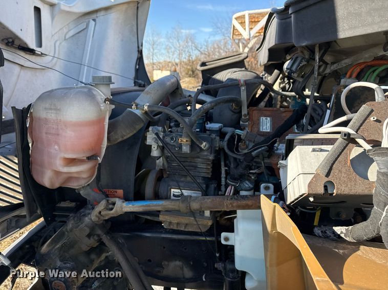 image for item DO7691 2003 International 4200 flatbed truck